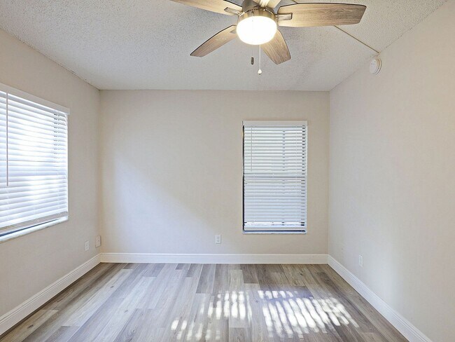 Building Photo - 5305 Summerlin Rd