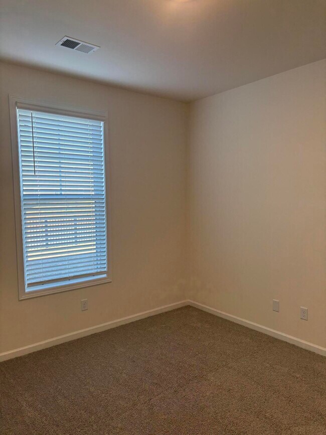 Building Photo - 372 Acorn St