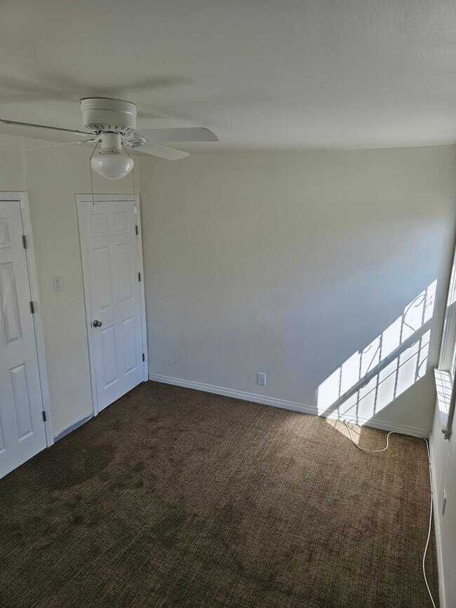 Building Photo - 10527 Pace Ave