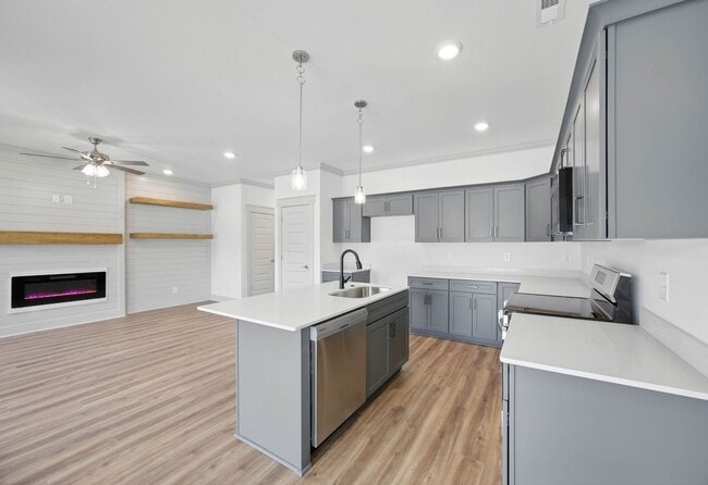 Building Photo - 3 Bedroom 2 1/2 Bath Luxury Home Near Madison Street!