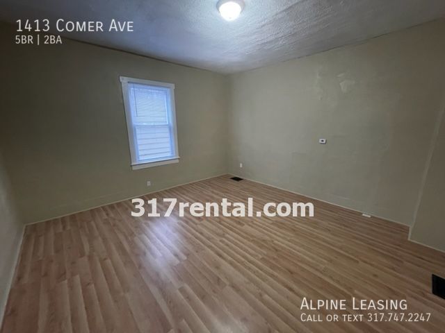 Building Photo - HUGE garage/workshop combo (has working el...