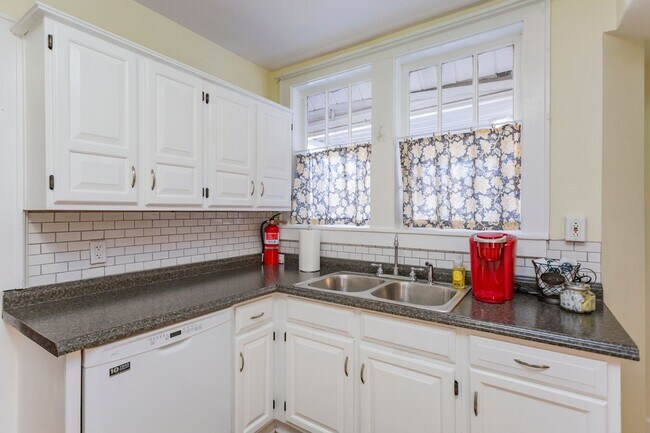 Building Photo - 3204 Wingate Ave