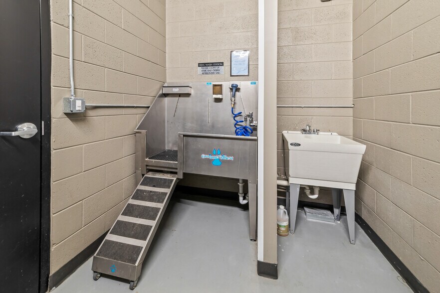 Building Photo - 8041 W Bluemound Rd