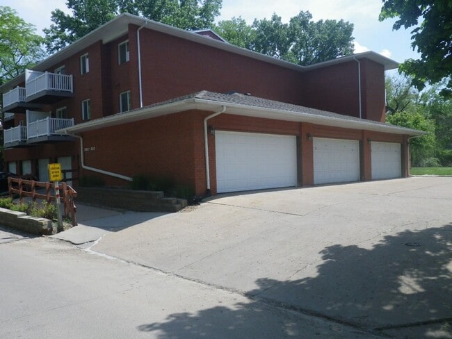 Building Photo - Cozy 2 Bedroom 2 Bath Condo in Iowa City!