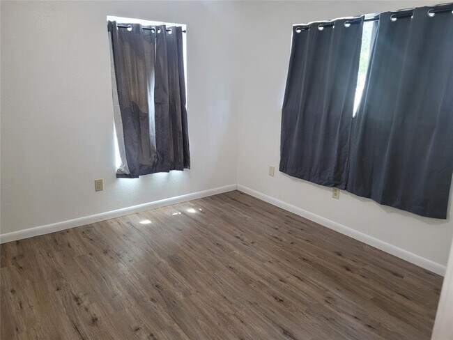 Building Photo - 205 2nd Ave