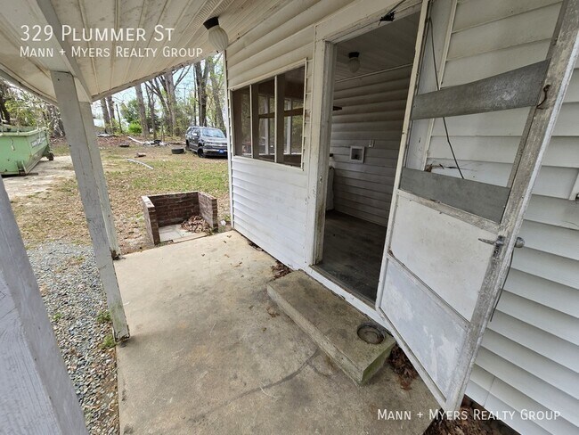 Building Photo - 329 Plummer St