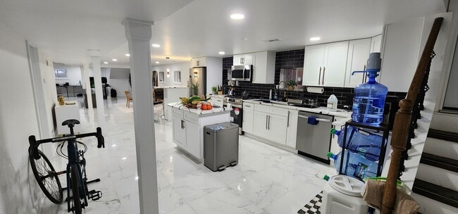 Building Photo - 6236 N Francisco Ave