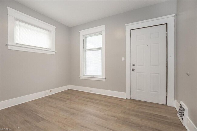Building Photo - 5614 Drake Ave