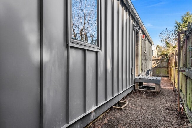 Building Photo - Morris Street Commons Modualr Living! 2/1