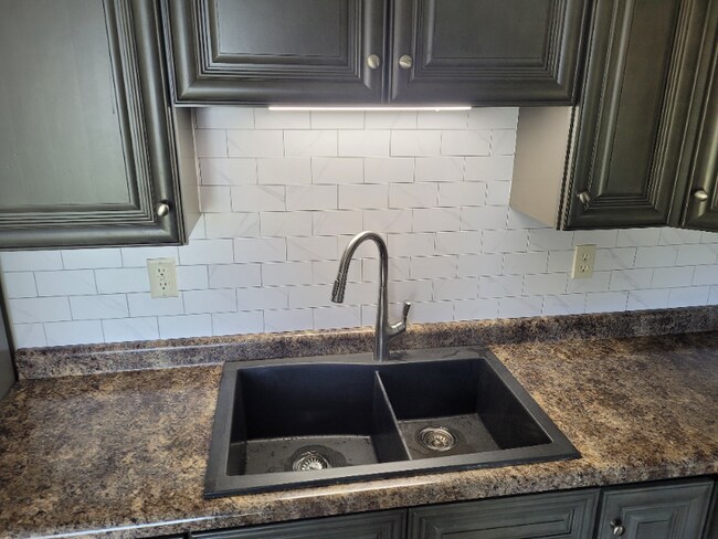 Building Photo - 7000 W 128th Ln