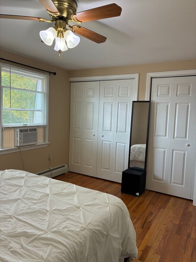 Building Photo - Wonderful 2 bedroom townhouse with heat included!