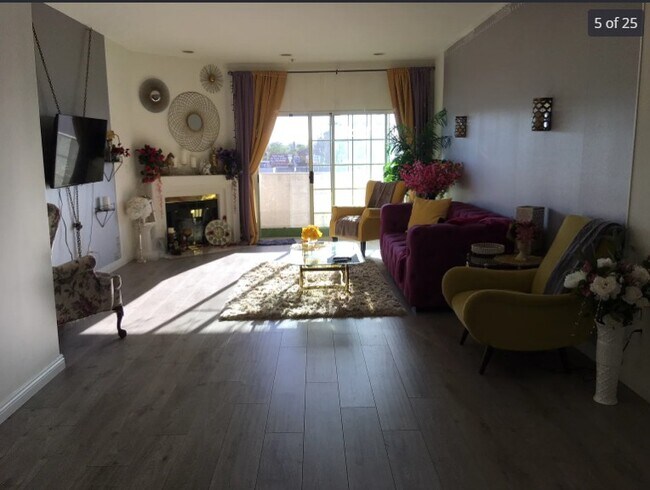 Building Photo - 5219 Newcastle Ave