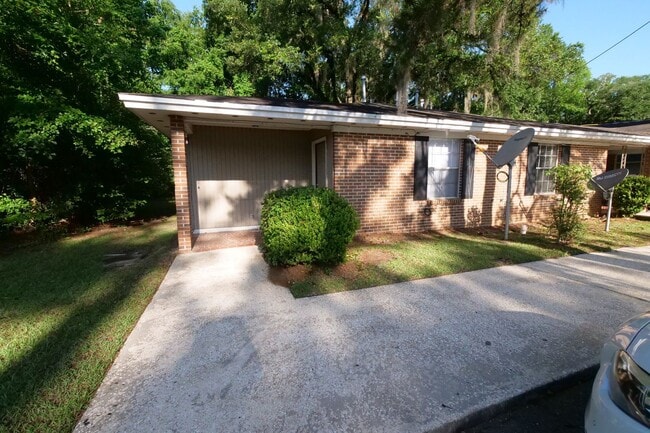 Building Photo - 2 BR / 1 BA Duplex on Atlas Road