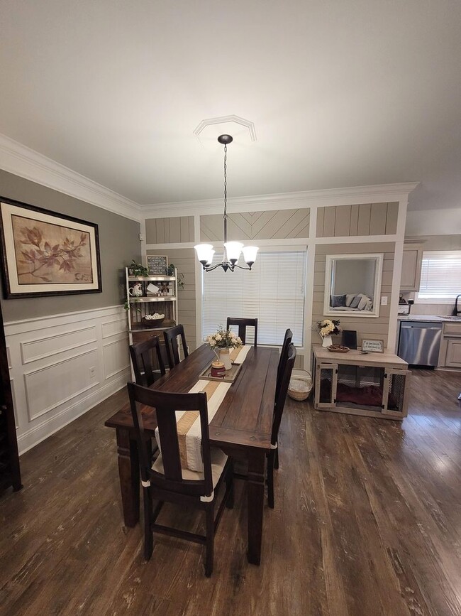 Building Photo - Beautiful 4BD/2BA Home with Screened Patio...