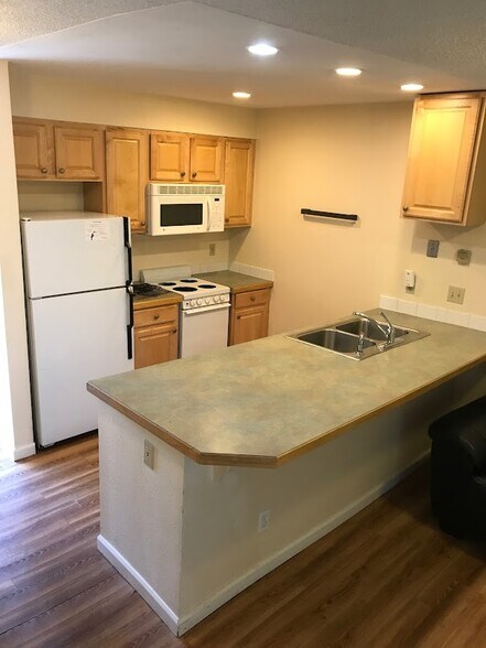 Building Photo - 1065 University Ave