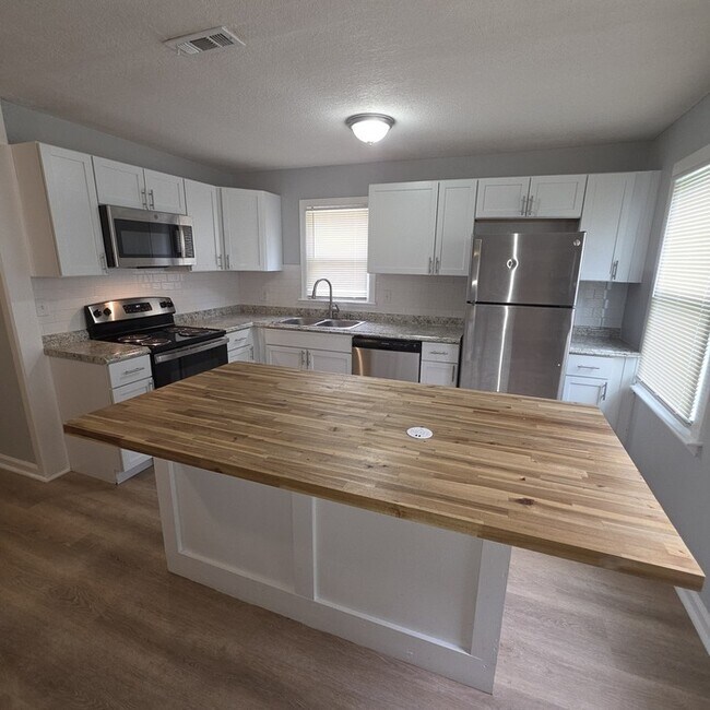 Building Photo - Rental ready Corner Lot with a Spacious 3 bedrooms and 2 full baths in Willis Ave in Independence...
