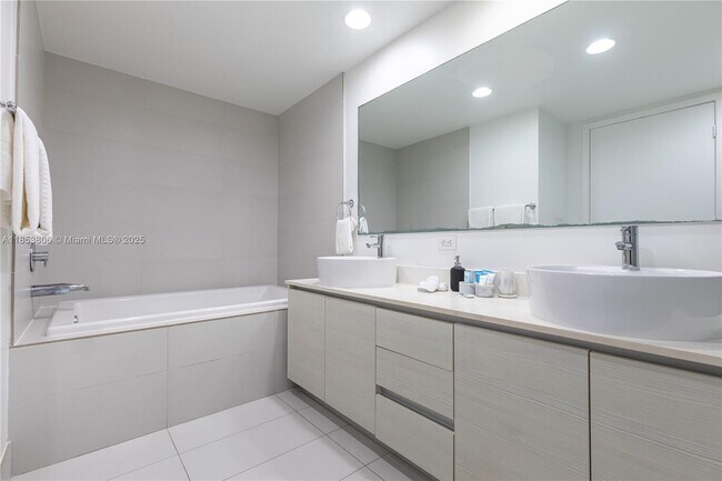 Building Photo - 2600 E Hallandale Beach Blvd