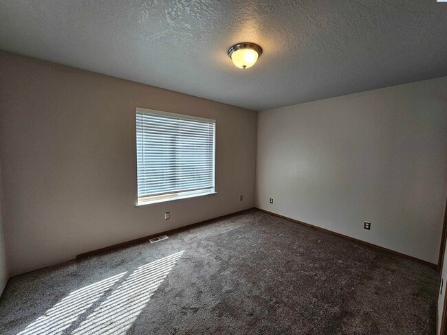 Building Photo - Fully Fenced Large Cul-De-Sac Lot