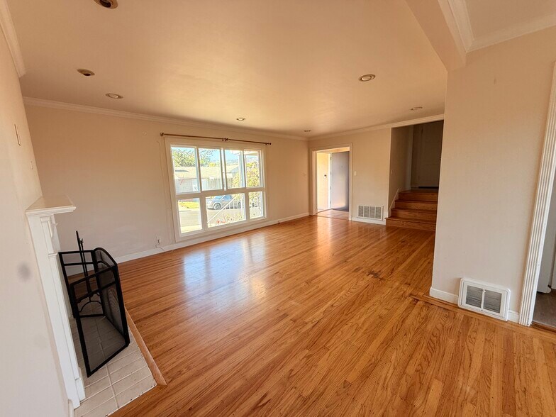 Building Photo - 215 Hazelwood Dr