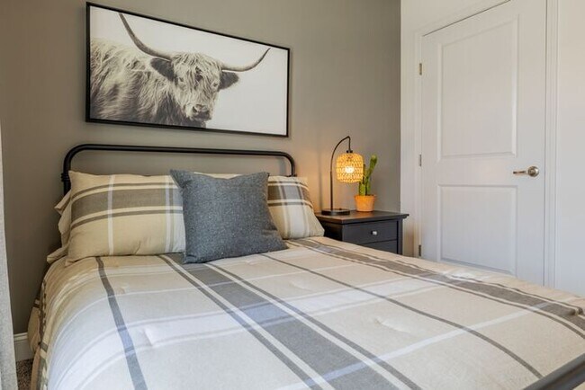 Building Photo - Great floor plan, Washer and Dryer Include...