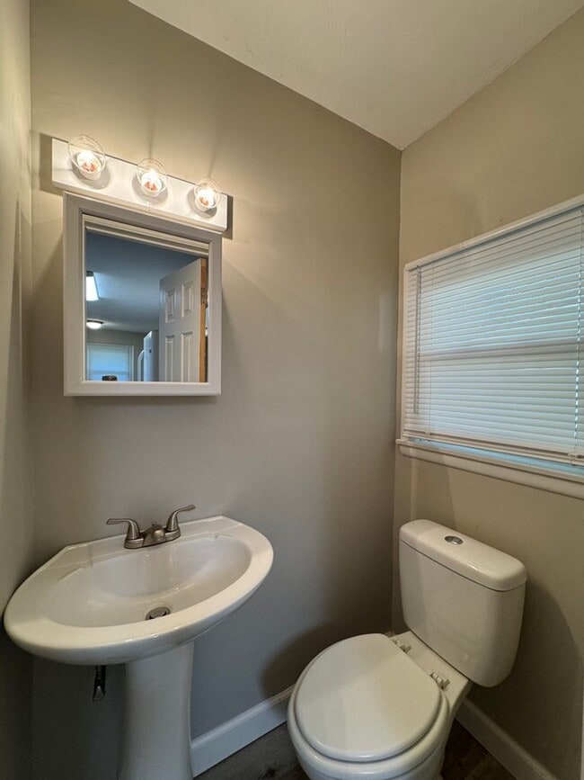 Building Photo - Cute 3 Bedroom Home Available Now