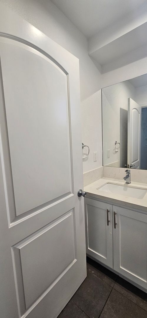 Building Photo - 211 W 43rd St