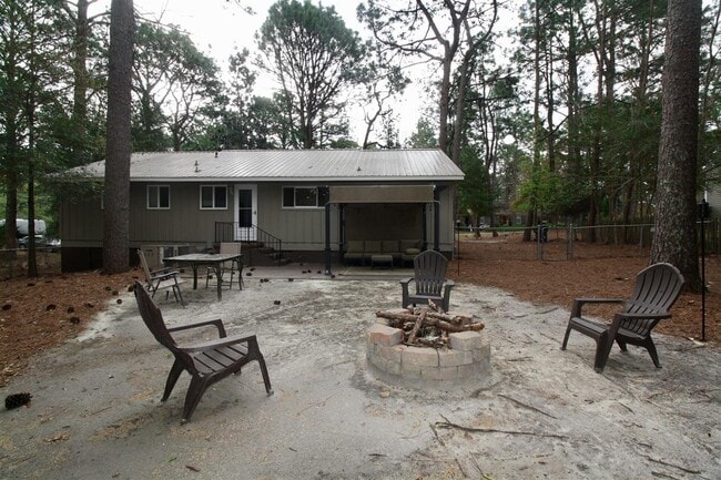 Building Photo - 520 N Hale St