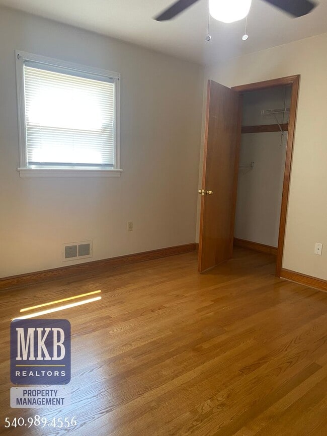 Building Photo - 3136 Fleetwood Ave SW