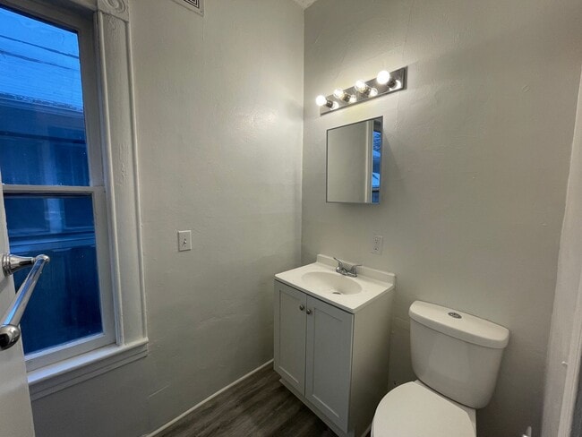 Building Photo - Three Bedroom Home in Kalamazoo