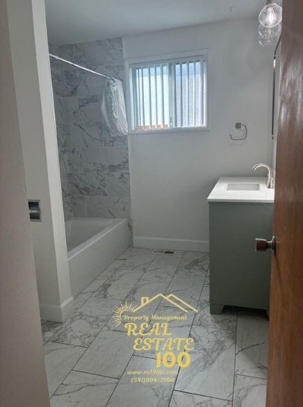 Building Photo - 928 SW Bay View Ln