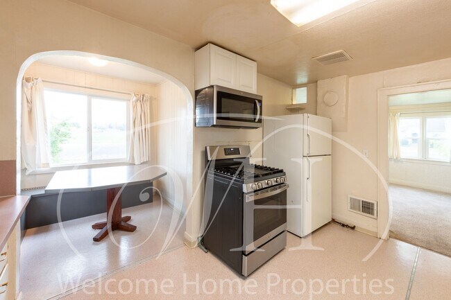 Building Photo - Cozy Home with Storage in Quiet Convenient Location