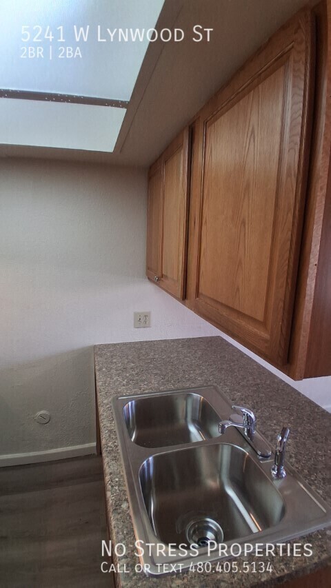 Building Photo - 5241 W Lynwood St