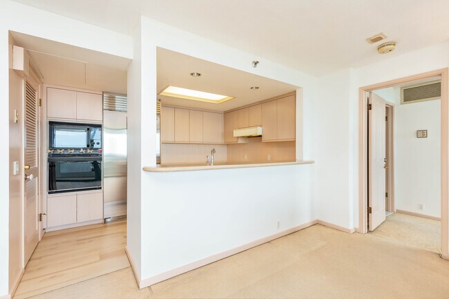 Building Photo - 1341 Kapiolani Blvd