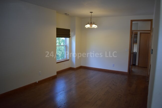 Building Photo - Spacious 3BD I 2.5BA Duplex Near the Yamhi...
