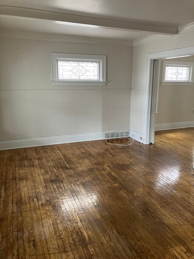 Building Photo - 55 E Hazeltine Ave