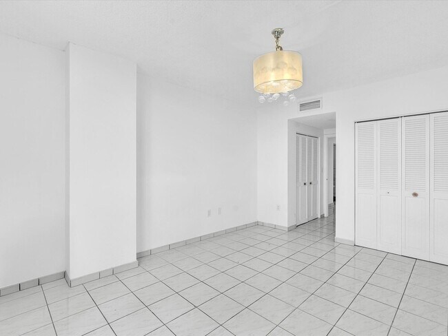 Building Photo - 500 Bayview Dr