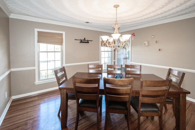 Building Photo - GORGEOUS 5 BEDROOM HOME LOCATED IN SALEM W...