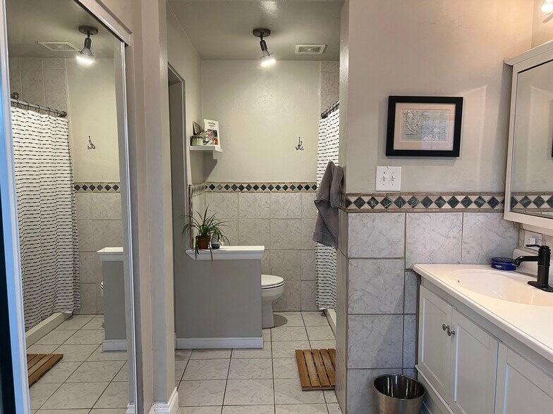 Building Photo - 2500 Winona Ct