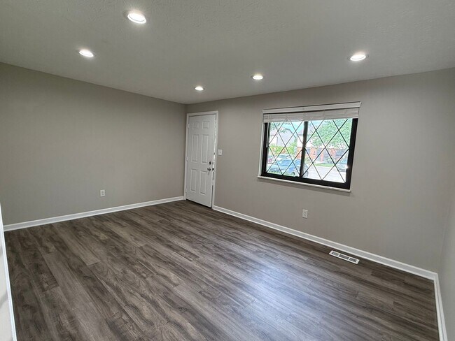 Building Photo - Beautifully Renovated 2 Bed, 1.5 Bath Condo in Westerville
