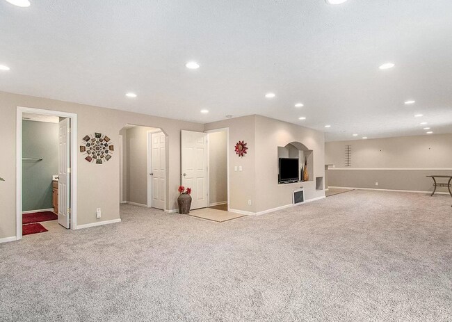 Building Photo - Spacious 4 Bedroom With Modern Comforts & Ideal Location!!