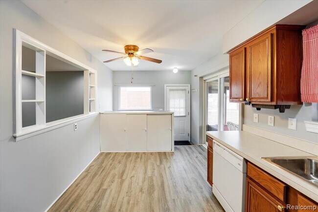 Building Photo - 32536 Warner Dr