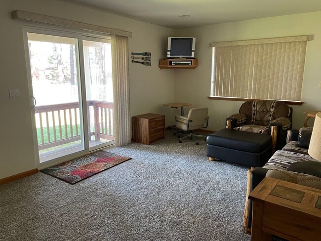 Building Photo - Beautiful 2 bedroom home with expansive li...