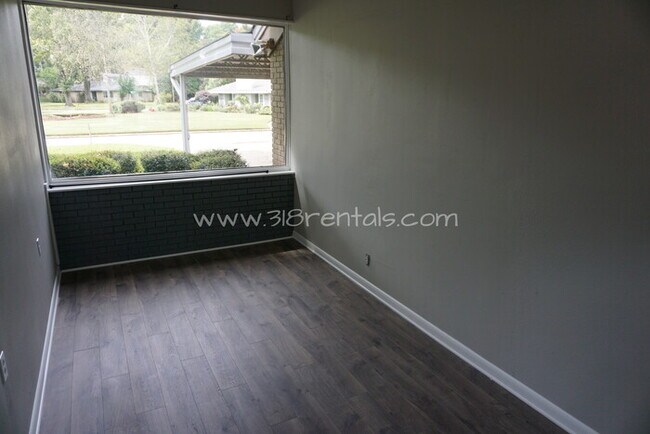 Building Photo - 4747 Crescent Dr