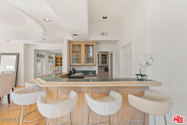 Building Photo - 4440 Hayvenhurst Ave