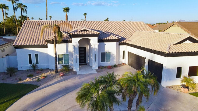 Building Photo - 1710 E Queen Palm Dr