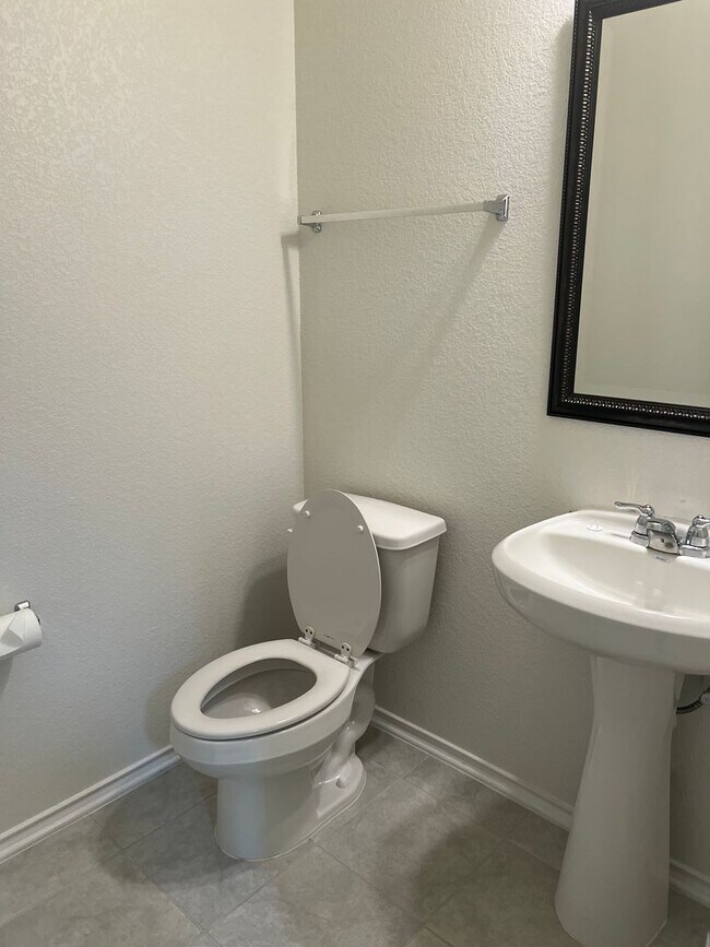 Building Photo - Large 5 Bedroom Home on Corner Lot