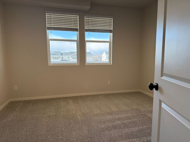 Building Photo - Beautiful Home in Windsor with Internet Included!