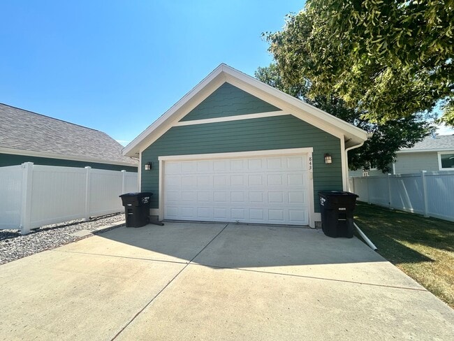 Building Photo - Adorable townhome for rent!