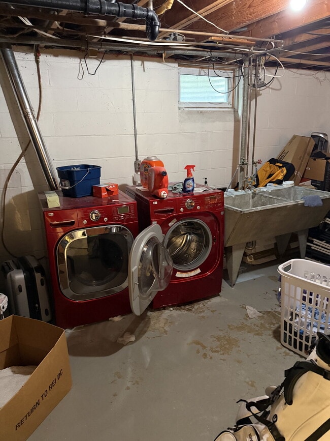 Building Photo - Amazing 4-Bedroom Retreat with 2 Full Baths and 2400 Sq Ft of Space in Minneapolis. 9/1