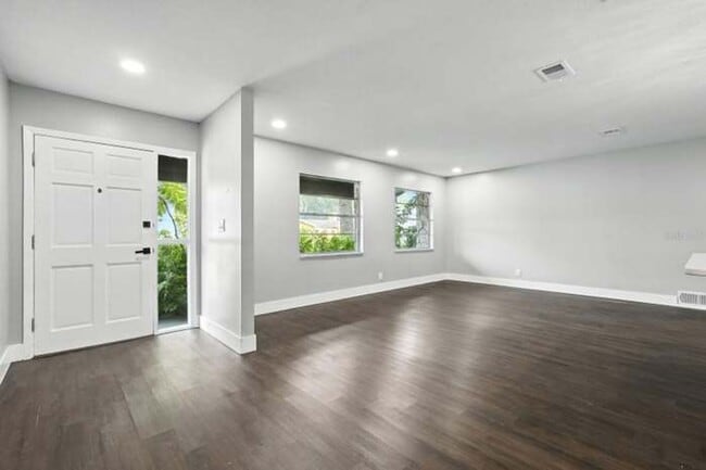 Building Photo - Beautiful 3 Bedroom House in Quiet Port Or...